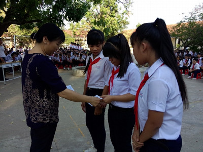 Trao quà Tết cho học sinh nghèo từ quỹ nhân đạo của nhà Trường
