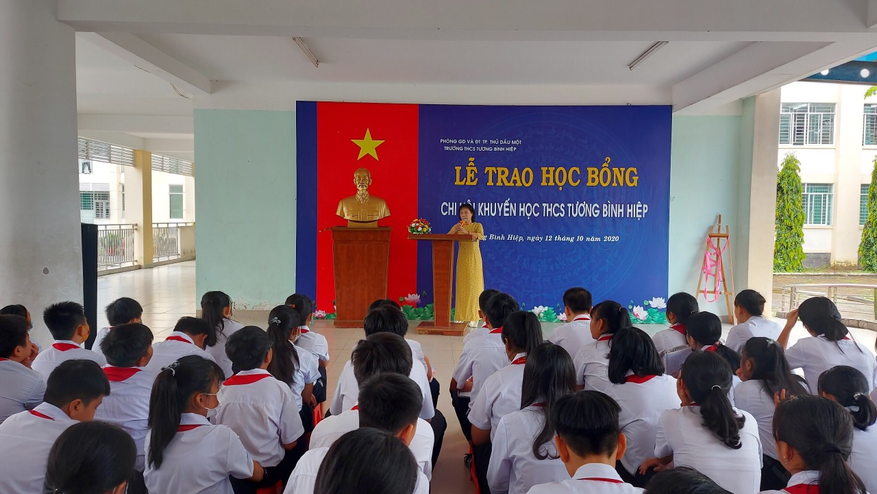 Cô Phạm Hồng Thái- Hiệu trưởng nhà trường phát biểu tại buổi lễ.
