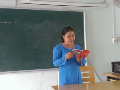 Tổ Tiếng Anh sinh hoạt chuyên đề "Công dung ngôn hạnh" của người phụ nữ Việt Nam