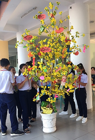 Trường THCS Tương Bình Hiệp tổ chức cho học sinh hái lộc đầu xuân và phát thưởng các hoạt động mừng Đảng mừng Xuân 2019