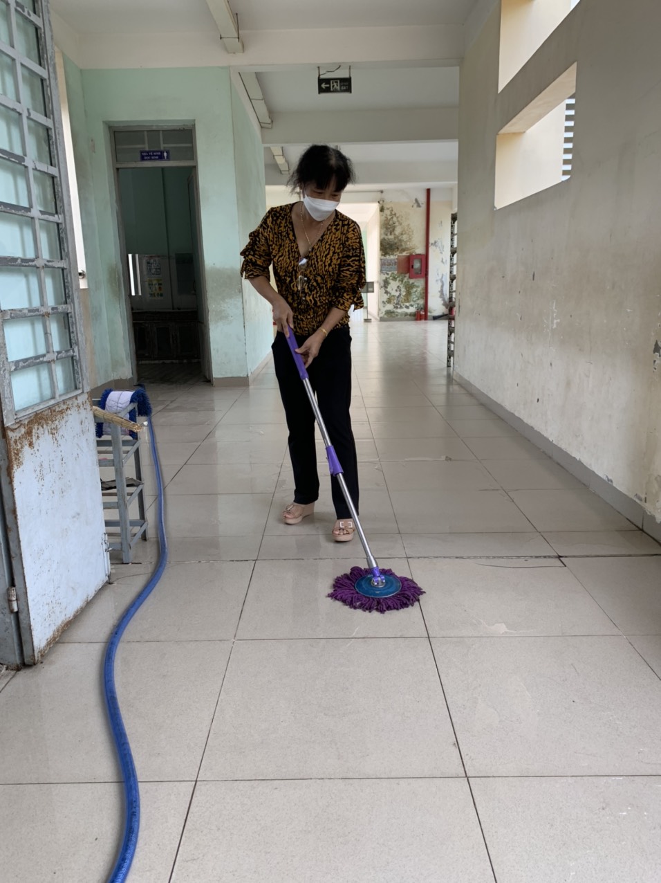 Toàn thể Giáo viên- Công nhân viên nhà trường thực hiện tổng vệ sinh trường lớp phòng chống dịch bệnh Covid-19