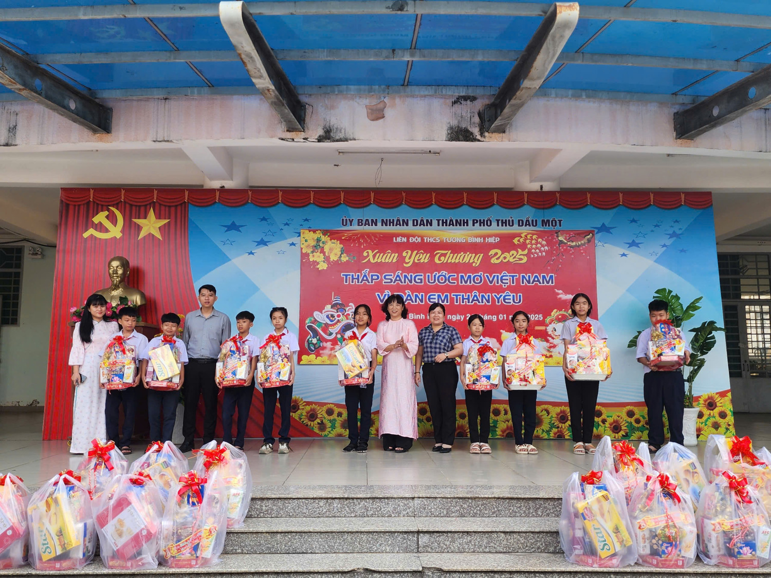 “Xuân yêu thương- Thắp sáng ước mơ Việt Nam vì đàn em thân yêu”